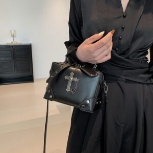 Bolsa gótica punk quadrada compacta crossbody com alça superior detalhe cruz couro PU corrente pronta entrega Brasil